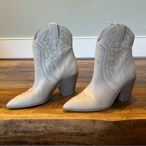 Dolce Vita Ginni Boot in the color “Sand Nubuck”